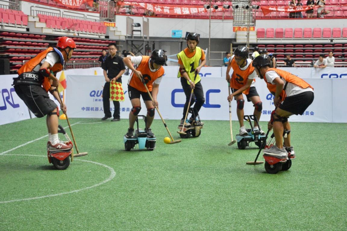 2025世界人形机器人运动会：机器人足球队员如何训练背后变化让人惊讶！(图1)