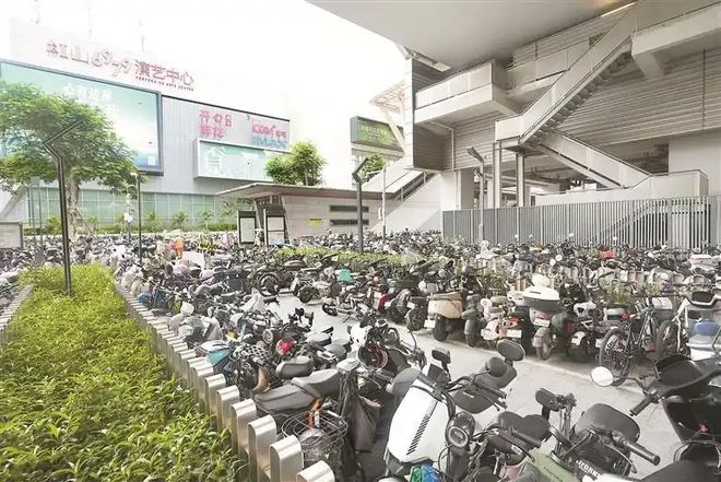 评论丨“电驴”拴哪儿？偌大的城市里办法总比困难多(图1)