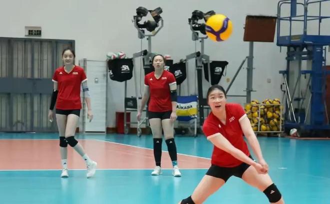 中国女排抵泰！冯坤亲自接机赵勇亮出最后底牌(图5)