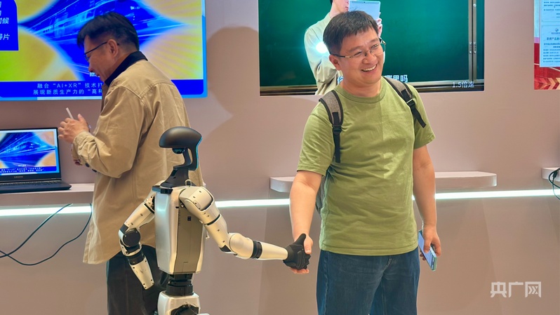 把真实场景搬上春晚 江苏机器人全能演绎“智造未来”(图2)