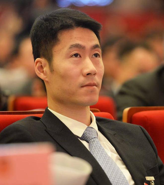 王励勤亲自透露！要用AI助力国乒了携手刘国梁现身两会(图2)