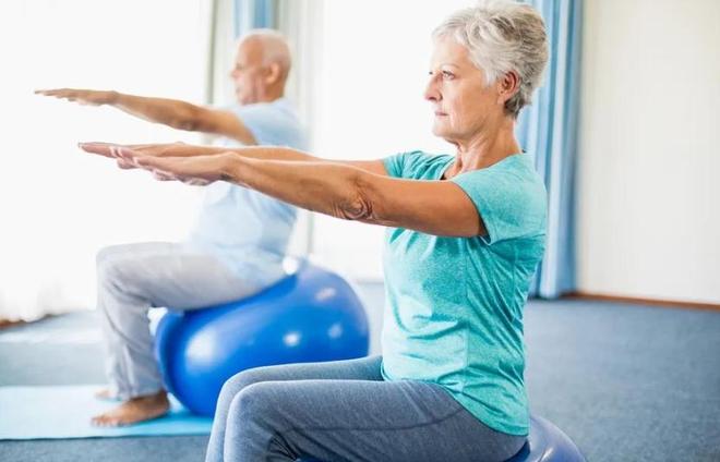 人活多久看走路就知道？寿命短的人走路一般会出现这7个特征(图1)