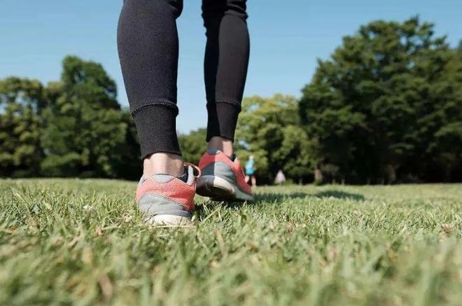 人活多久看走路就知道？寿命短的人走路一般会出现这7个特征(图2)