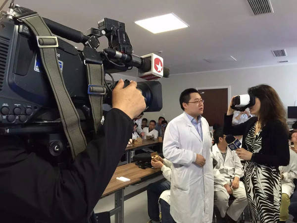 北大深圳医院AI模拟培训基地揭牌推动智能医疗人才新篇章(图1)