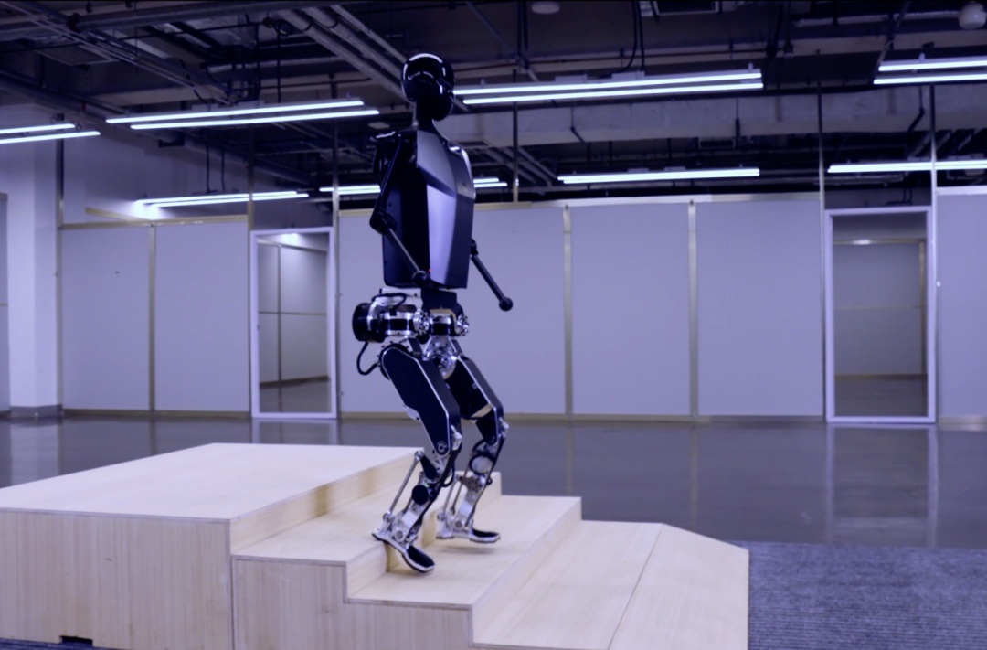 为什么要训练机器人踢足球？(图1)