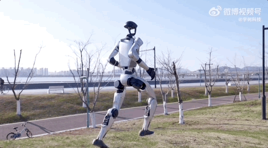 宇树机器人让中国足球冲入“世界杯”！网友：新技能可太长脸了(图8)