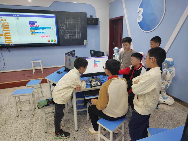长治路小学创客少年展科技锋芒全力备战机器人竞赛(图2)