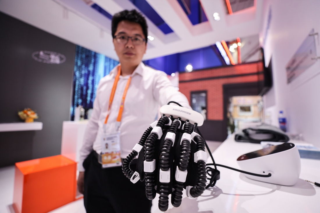 260亿巨头花24亿买了一双手(图1)