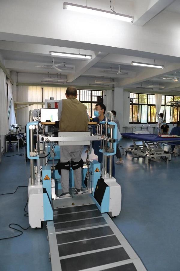 最新康复智能行走机器人(图1)