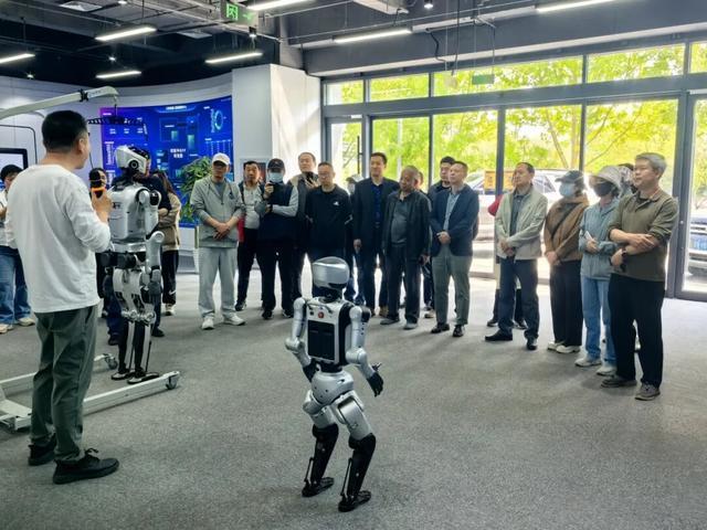 北京市石景山区组织自主择业军转干部参观全国最大人形机器人数据训练中心(图1)
