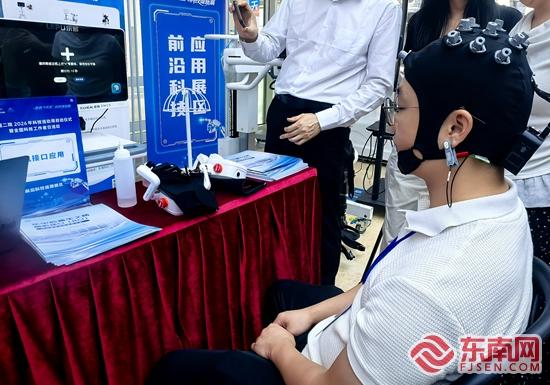 福医二院科技活动周：现场演示“意念操控”科技(图2)
