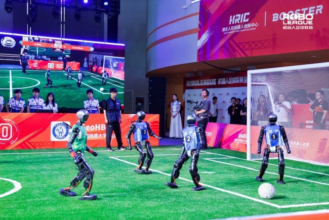 机器人踢球遥控器不见了解码2026RoBoLeague机器人足球联赛背后的产业力量(图9)