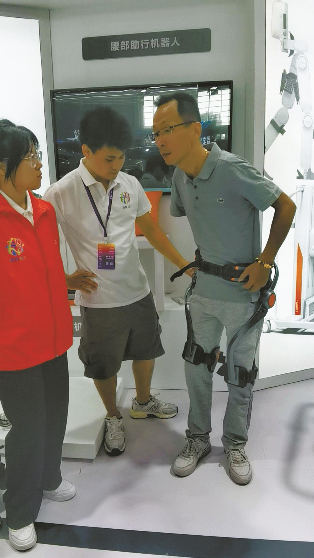 【活力中国调研行】00后“数采员”：给具身智能机器人当“老师”(图1)