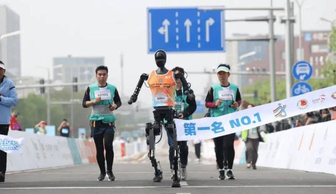 不到百天！世界首个人形机器人运动会要来了！(图1)