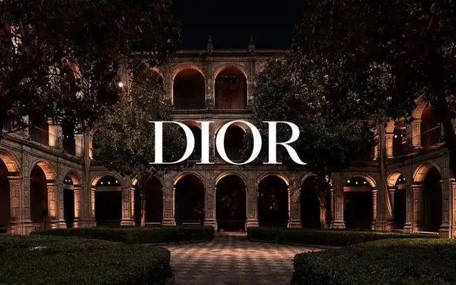 拿美妆代言、跨界奢牌活动…王曼昱勇闯时尚圈易如反掌丨 Trend of the week(图1)