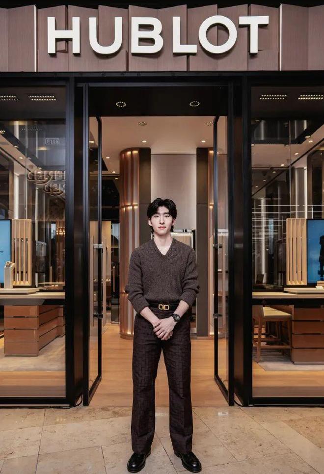 拿美妆代言、跨界奢牌活动…王曼昱勇闯时尚圈易如反掌丨 Trend of the week(图8)