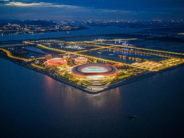 广东省足球超级联赛正赛开赛璀璨灯光点亮大湾区体育中心(图1)