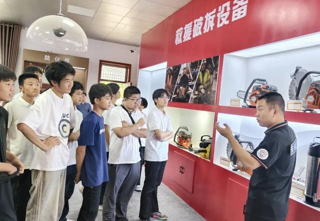 再启新征程！中铁二十局技工学校成功举办2025级新生研学活动(图2)