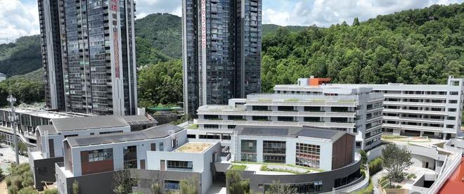 深圳多所高中新校区今启用 随时做机器人 随处扫码读书(图1)