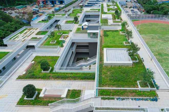 深圳多所高中新校区今启用 随时做机器人 随处扫码读书(图2)