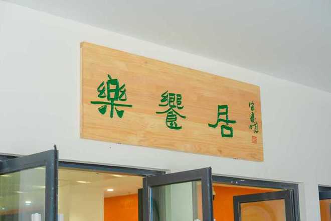 深圳多所高中新校区今启用 随时做机器人 随处扫码读书(图3)