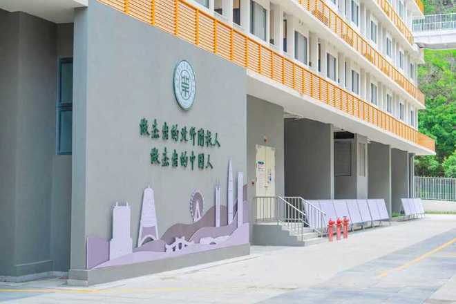 深圳多所高中新校区今启用 随时做机器人 随处扫码读书(图10)