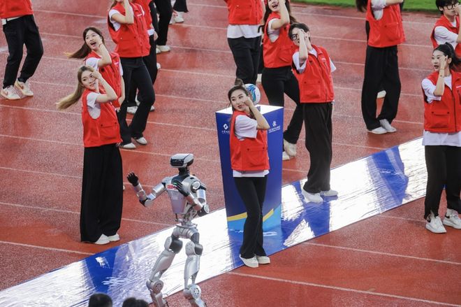 京东助阵苏超宿迁主场 逐际动力机器人热舞燃爆赛场(图2)