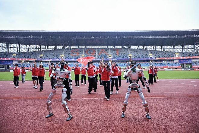 京东助阵苏超宿迁主场 逐际动力机器人热舞燃爆赛场(图3)
