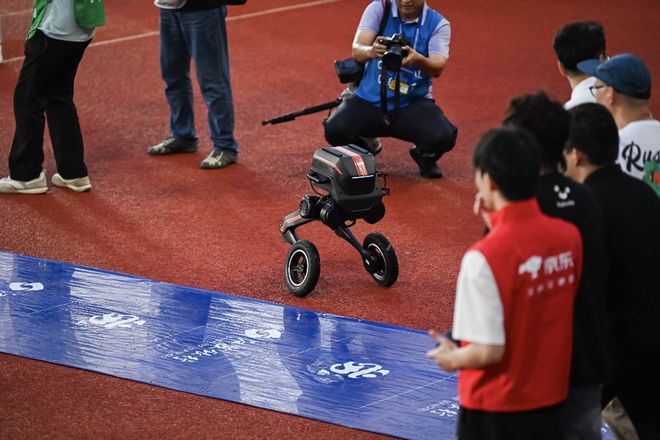 京东助阵苏超宿迁主场 逐际动力机器人热舞燃爆赛场(图4)