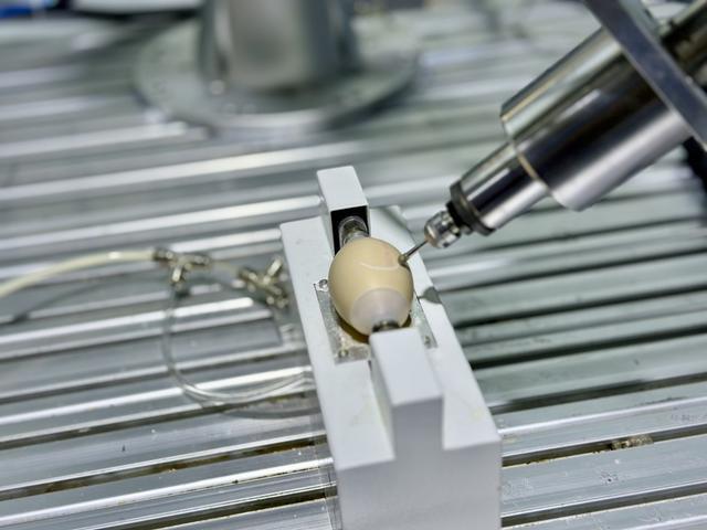 拧螺丝、雕蛋壳……机器人大显身手干“细活”助产业发展(图1)