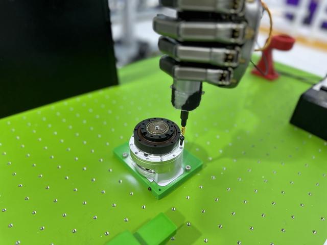 拧螺丝、雕蛋壳……机器人大显身手干“细活”助产业发展(图2)