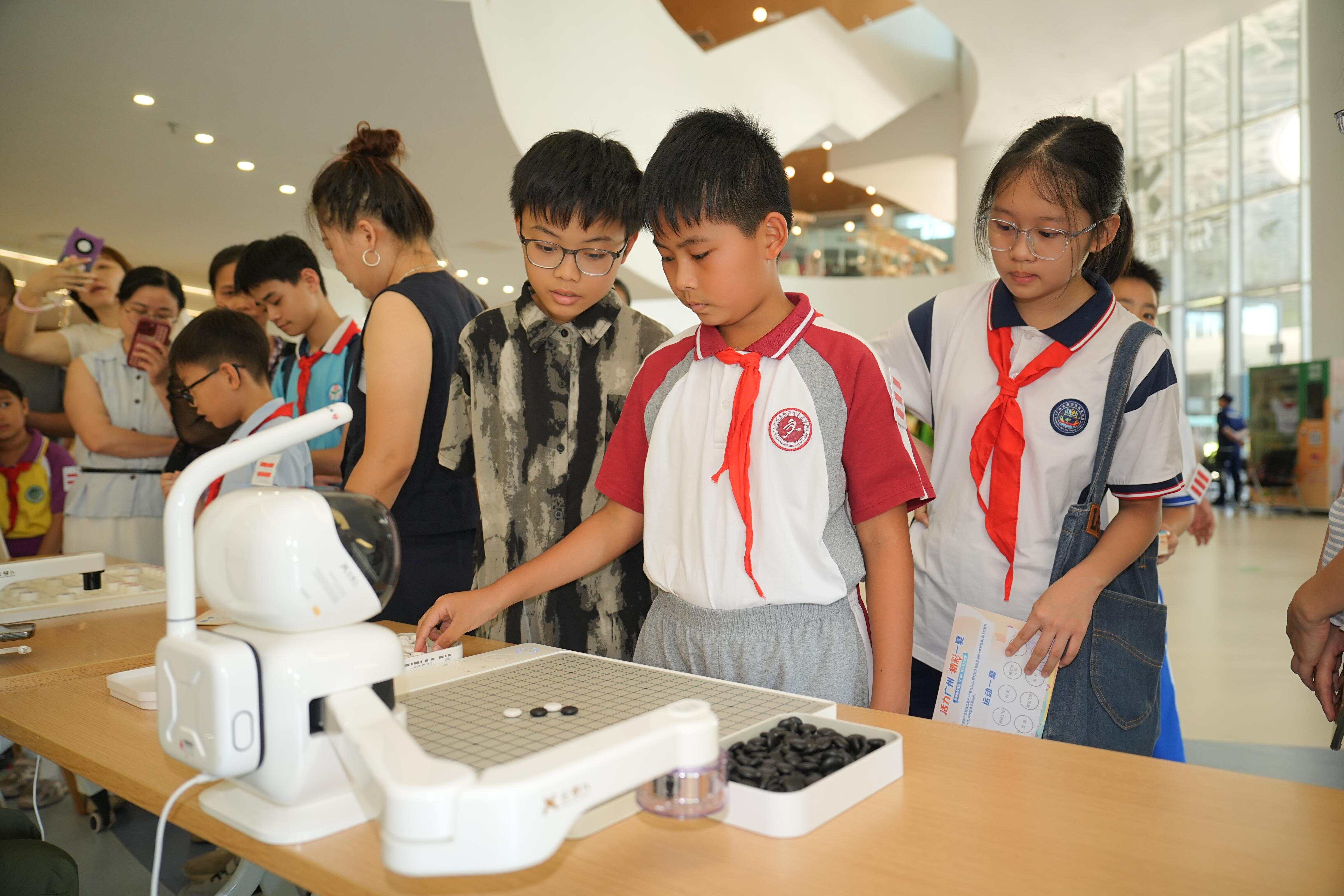 与机器人下棋、体验古代运动……这个交流周活动吸引穗港澳千余名青少年参加(图1)