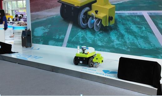 国产首款体育场划线机器人成服贸会“明星”(图1)