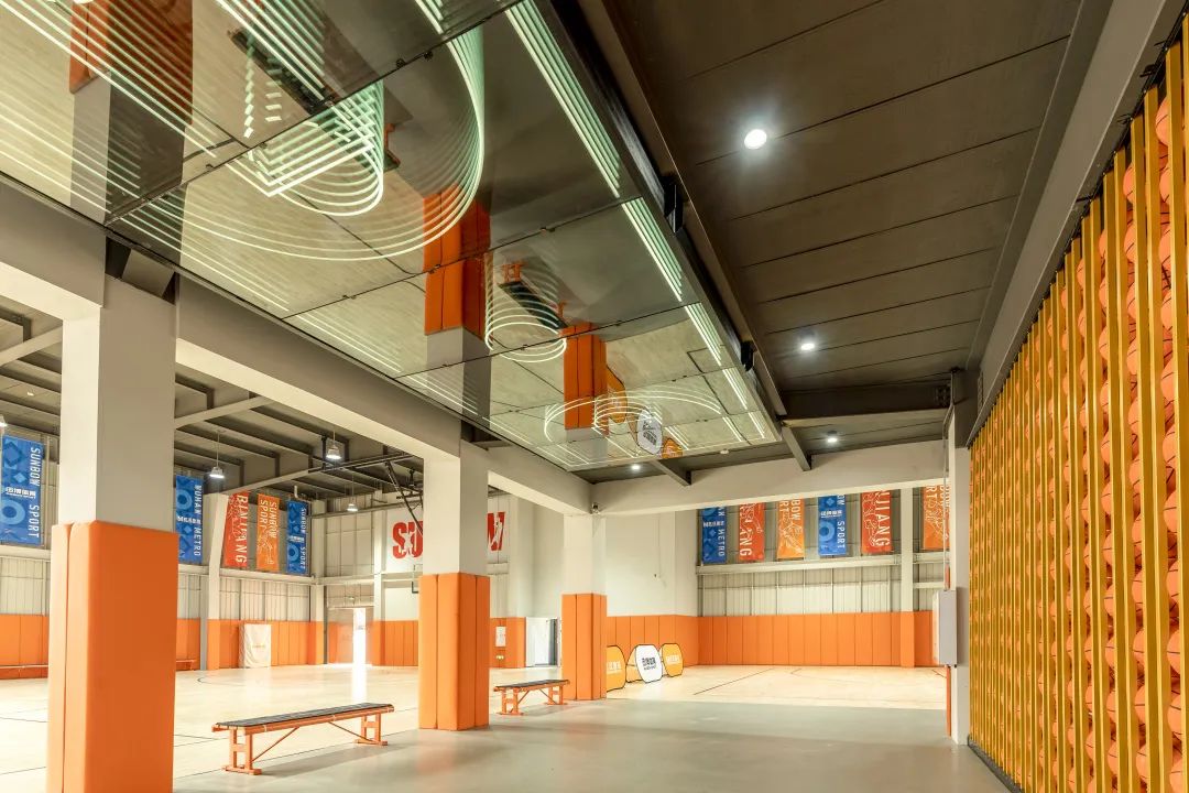 我市体育中心于2015年建成投用是集体育比赛、健身娱乐、文艺演出、商贸活动、业余训练等功能于一体的综合体拥有羽毛球场、篮球场、田径(图1)