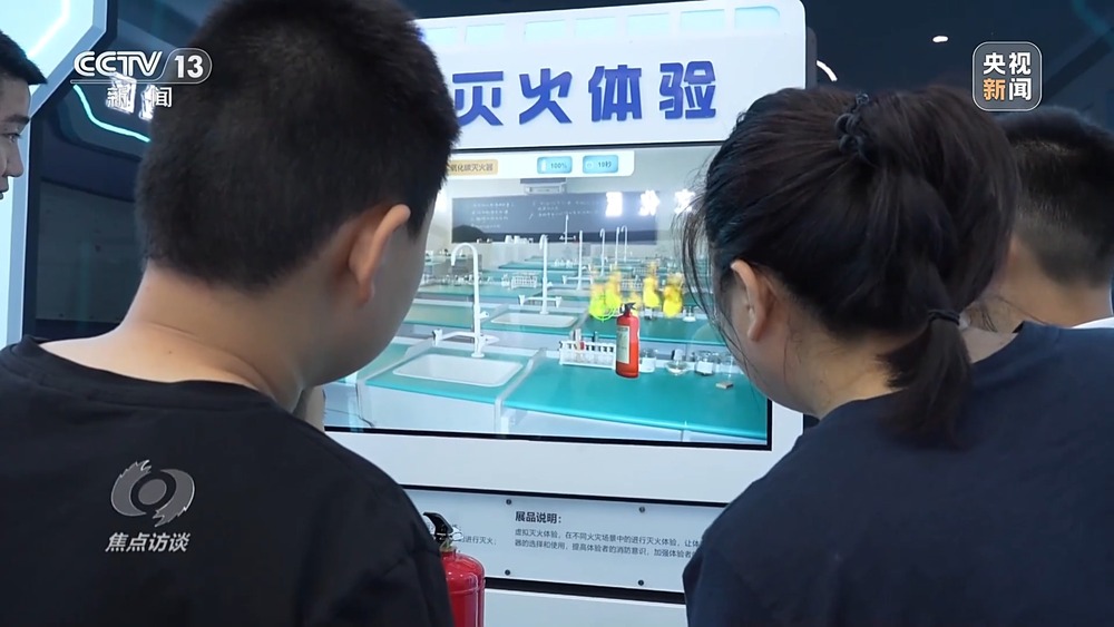 焦点访谈丨用脑波踢足球 VR体验消防救援 科普原来可以如此有趣(图9)