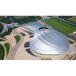 国产首款体育场画线机器人闪耀服贸会 文体产业迈向AI精工时代(图1)