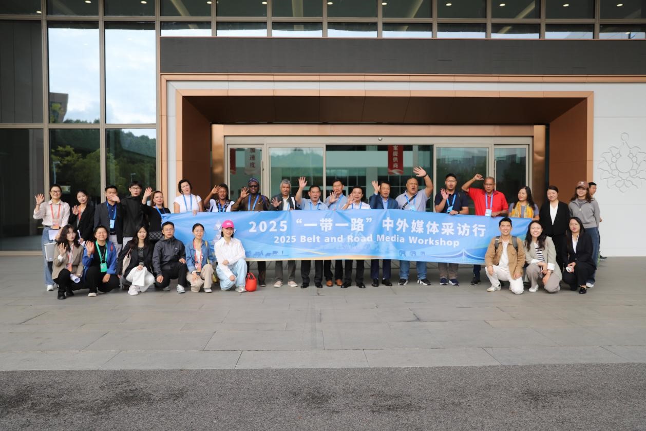 1分钟生产510支牙膏只需4人 外国友人说很震撼(图1)