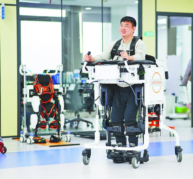 因为这款机器人高位截瘫10多年的他也能站起来走了！(图1)