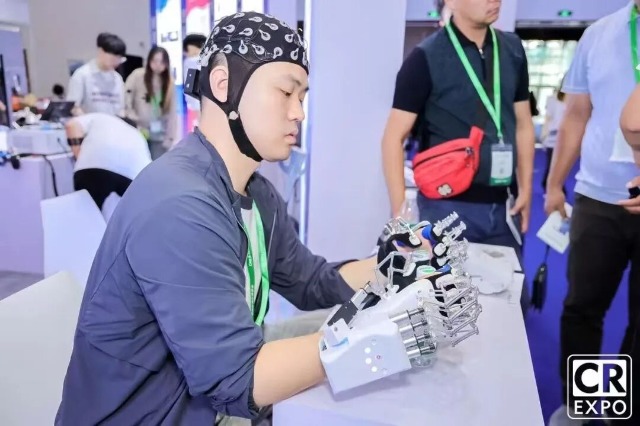 宁波工程学院研发无线脑机接口控制的手部康复机器人(图1)