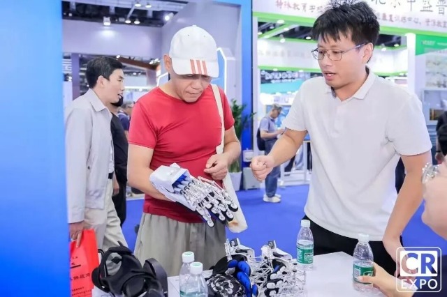 宁波工程学院研发无线脑机接口控制的手部康复机器人(图2)