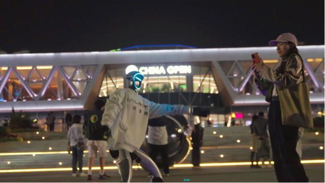 中网赛场外添新景 银河“太空舱”机器人当店员(图4)