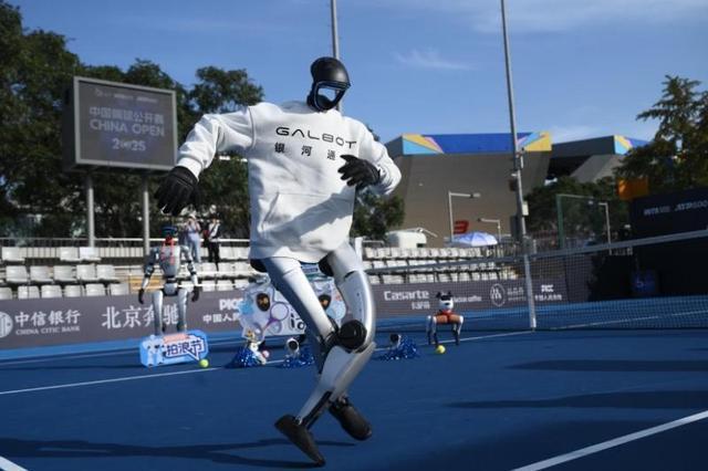 中网赛场外添新景 银河“太空舱”机器人当店员(图2)