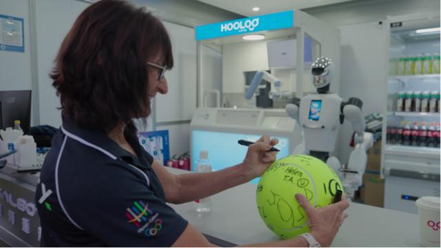 中网赛场外添新景 银河“太空舱”机器人当店员(图3)