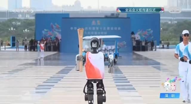 机器人当上火炬手无人车、飞行器、机器狗齐上阵