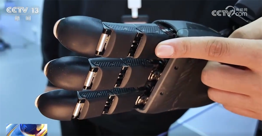 一双“灵巧手”实现突破折射机器人产业崛起 “中国智造”展现“新”活力(图2)