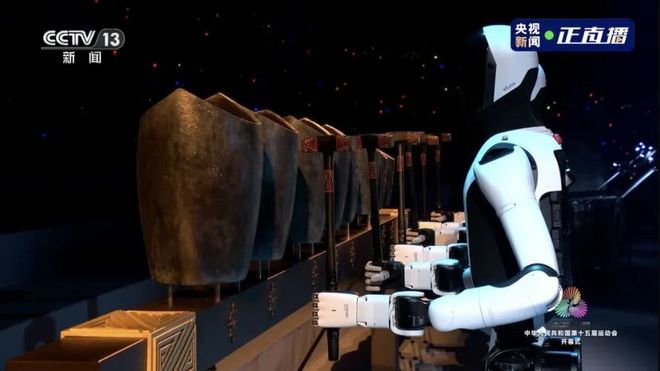 十五运会机器人C位首秀：当千年国宝遇见“新质生产力”人形机器人站上C位了吗？(图1)