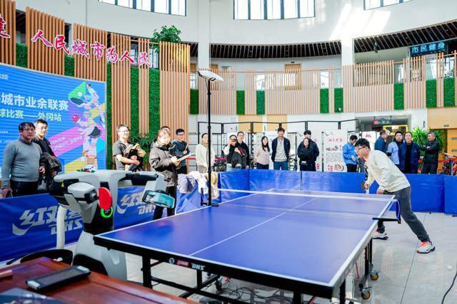 人机对战 智拍飞扬 上海外冈上演智能乒乓赛 市民体验科技健身新潮流(图2)