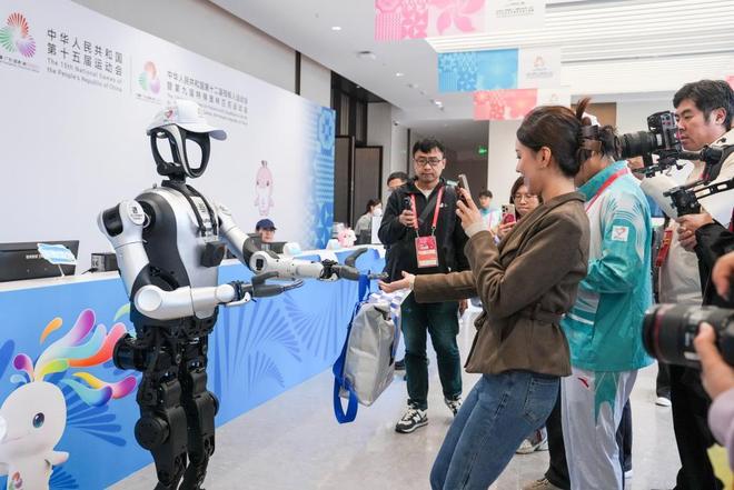 四台机器人搭档大湾鸡深圳全运会跳操引全场起立模仿(图7)