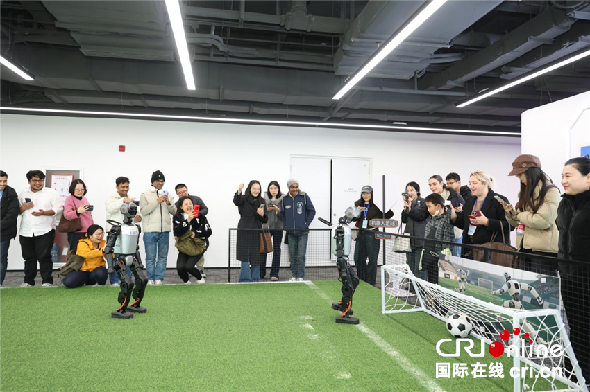 【2025打卡中国】“机器人总动员”走进现实！外国网红在郑州提前体验“未来已来”(图1)