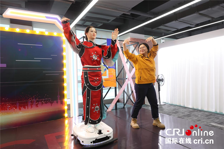 【2025打卡中国】“机器人总动员”走进现实！外国网红在郑州提前体验“未来已来”(图3)